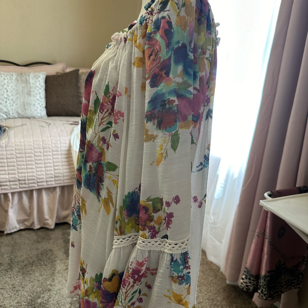 Beautiful flowy floral blouse - Picture 3 of 5